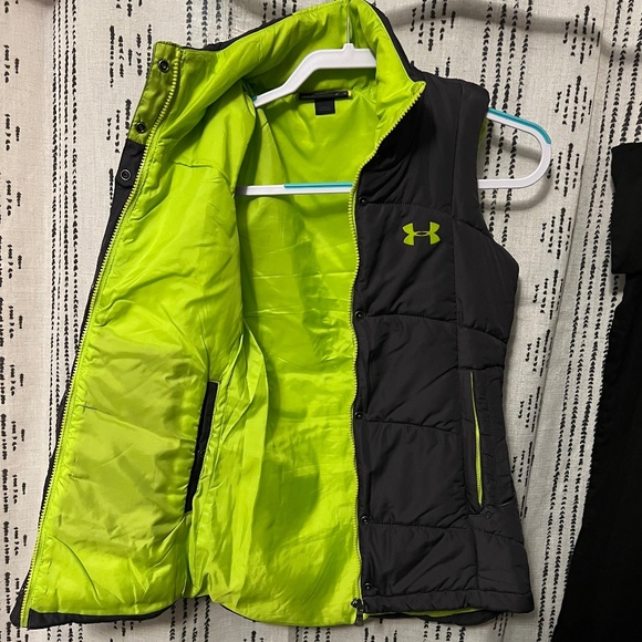 UA Semi-Fitted Puffer Vest - Picture 3 of 7
